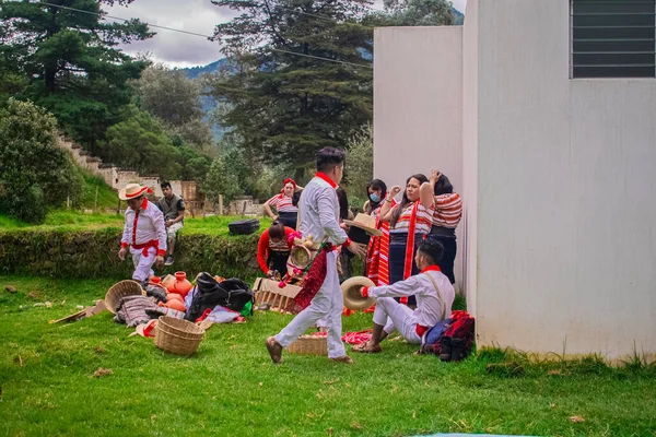 Pessoas Que Preparam Para Dançar Dança Tradicional Grama Verde — Fotografia de Stock