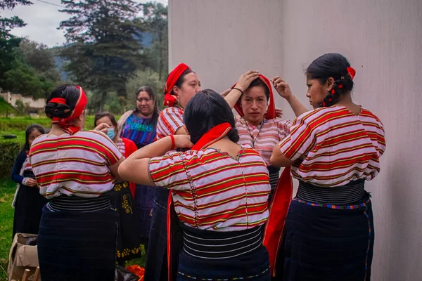 Femmes Autochtones Mayas Préparant Danser — Photo