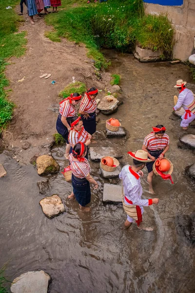 Nehirlerde yürüyen kadınlar ve erkekler tipik San Juan ostuncalco kostümüyle