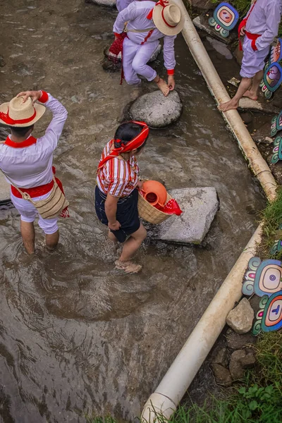 Nehirlerde şapkayla dans eden kadın ve erkek