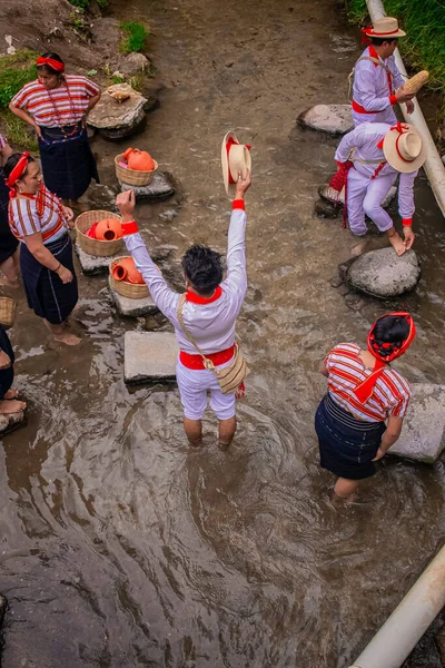 Nehirlerde kayalıklarda dans eden tipik kostümlü bir adam.