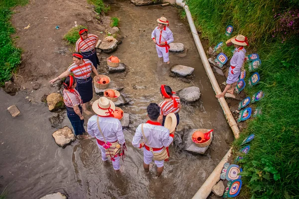 Nehirlerde dans eden tipik kostümlü bir adam.