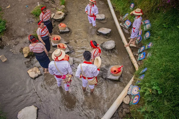 Nehirlerde taşlı tipik kostümlü bir adam
