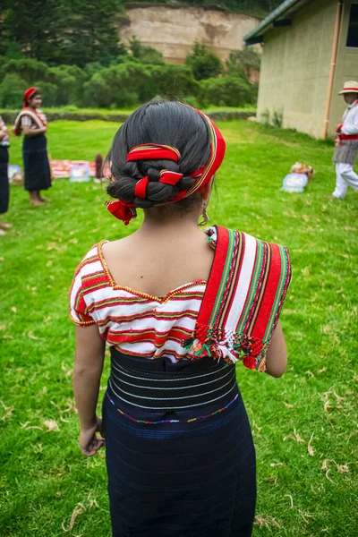 Menina Com Traje Maia San Juan Ostuncalco Grama Verde — Fotografia de Stock