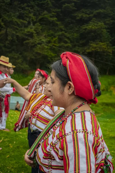 Kırmızı saç bandı takan Mayalı kadın
