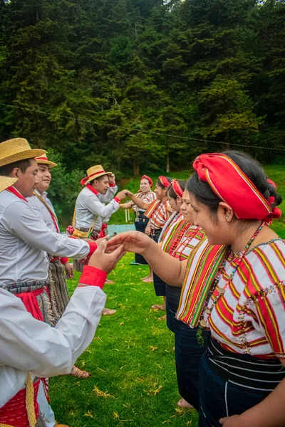 Maya kadınları tipik kıyafetleriyle çift olarak dans ediyorlar.