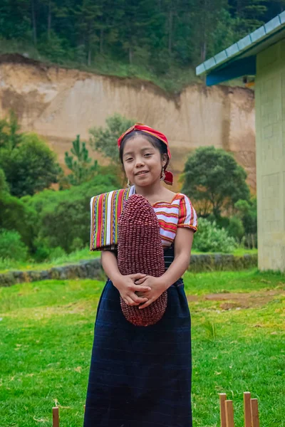 Hermosa Chica Con Traje Típico Maya Con Gran Maíz Sonriendo —  Fotos de Stock