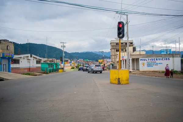 San Juan Ostuncalco 'nun trafik ışıklarıyla ev ve bulutlu hava
