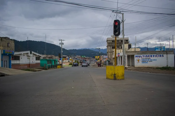 Adı San Juan Ostuncalco. Evi ve bulutlu havası var.