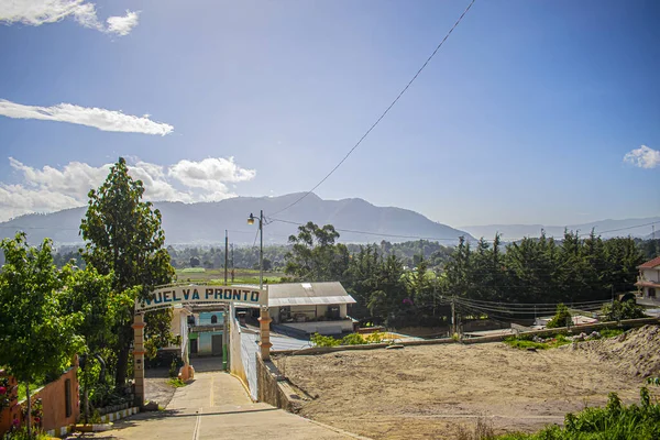 Bela Paisagem Vale Estrada Com Árvores Montanhas Fundo — Fotografia de Stock