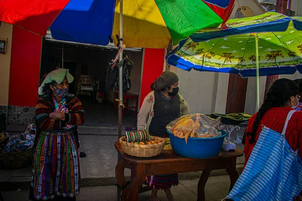 Рынок Берегу Дороги Посреди Пандемии Женщины Продающей Куриное Мясо — стоковое фото