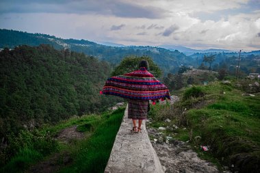 Arkadan gelen güzel Maya hanımefendisi. Renkli Maya kıyafetleri ve güzel bir geçmişi var.