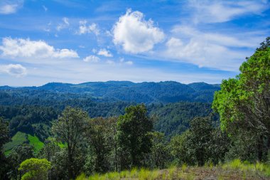 Uzakta dağları olan bir vadi Mavi gökyüzü cajola