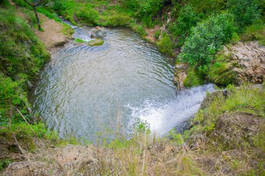 Kayalıklı göl ve ağaçların arasında nehir. Güzel manzara.