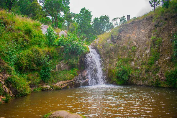 Cascada Agua Cayendo Entre Las Rocas — Foto de Stock