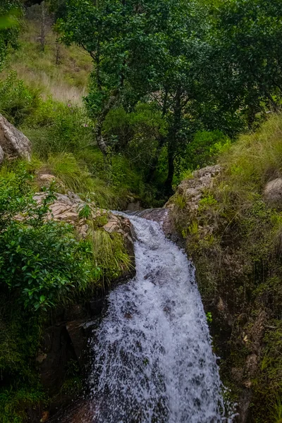 Schönes Wasserfallwasser Das Zwischen Den Felsen Fällt — Stockfoto