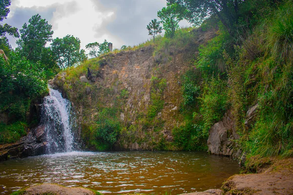 Водопад Берегу Камнями Мхом — стоковое фото