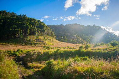 Güneş batarken mavi gökyüzünde beyaz bulutlar parlarken