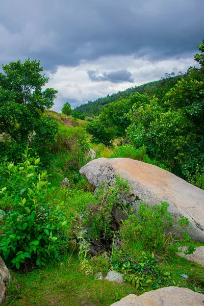 山谷中的岩石 美丽的风景 — 图库照片