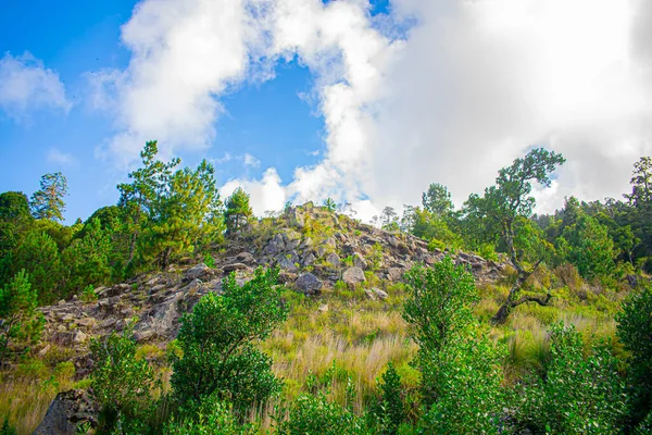 Colina Com Rochas Cinzentas Com Nuvens Brancas — Fotografia de Stock