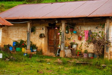 Ormanın etrafındaki sevimli kerpiç evleri ve güzel bir geçmişi var.