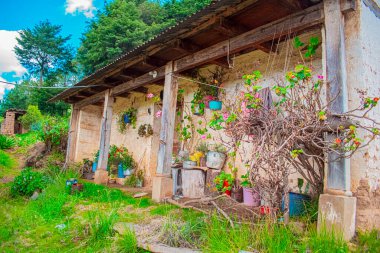 Ormanın etrafındaki ahşap sütunlu kerpiç evi.