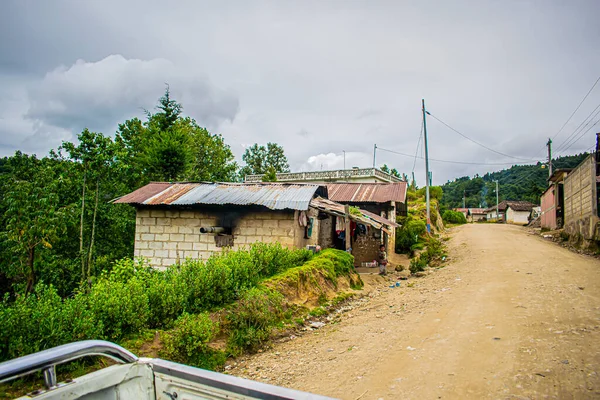 Adobe Casa Lado Estrada Cercada Por Árvores Uma Bela Paisagem — Fotografia de Stock