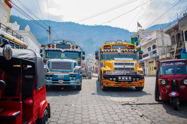 Araçlar, kamyonlar, ızgaralar, caddelerde sürüş