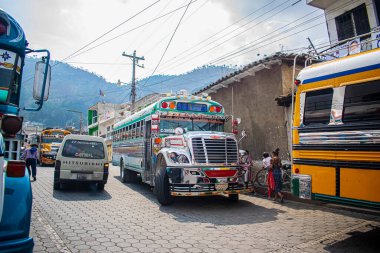 Izgara kamyonları, caddeden geçen park edilmiş araçlar.
