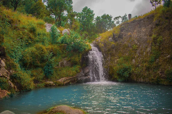 Cachoeira Cristalina Caindo Torno Árvores Grama Verde Com Céu Nublado — Fotografia de Stock