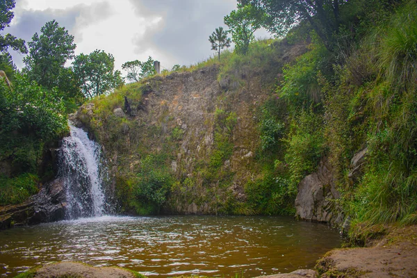 Schöner Wasserfall Umgeben Von Bäumen Großen Felsen Und Einem Wunderschönen — Stockfoto