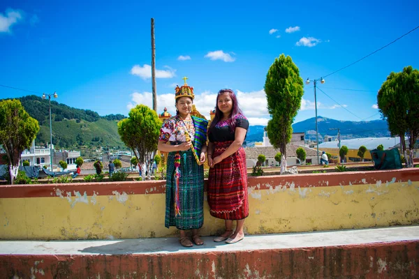 玛雅人妇女穿着典型的绿色和红色服装 背景上有着美丽的风景 — 图库照片