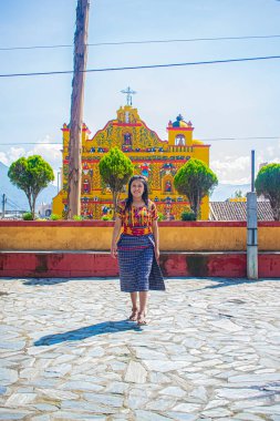 San Andrs Xecul Kilisesi 'nin önündeki fotoğrafa poz veriyor.