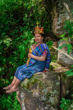 Güzel manzara. Kültürle dolu kostümü olan bayanın siluetinin bir parçası.
