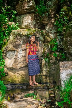 Güzel bir arka plan, güzel gülüşü olan genç bir bayanın silueti.