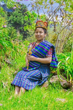 Çimenlerde, çimlerin ve ağaçların etrafında oturmayı özledim.