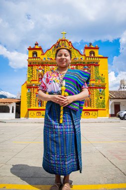 Mavimsi gökyüzü, bayanın poz verdiği manzaranın bir parçası.