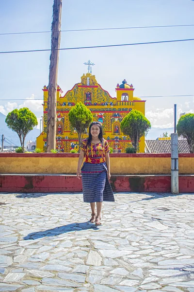 Posando Para Fotografía Frente Iglesia San Andrs Xecul —  Fotos de Stock