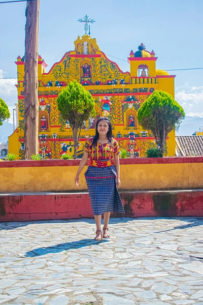 Mayan Lady Standing Posing Photo Front Church San Andres Xecul — Stock Photo, Image