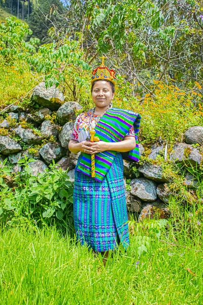 女人穿着典型的玛雅人服装站在美丽的风景周围 — 图库照片