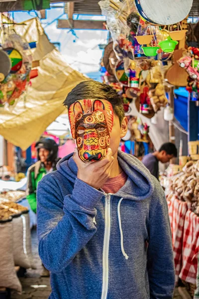 Niño Pie Posando Para Una Fotografía Con Una Máscara Madera — Foto de Stock