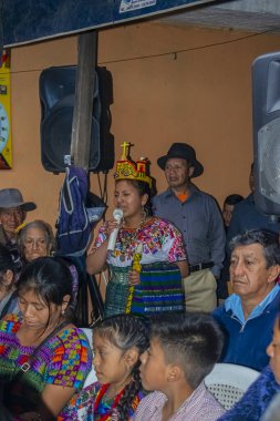 Güzel, tipik elbisesiyle, bayan insanları temsil ediyor.