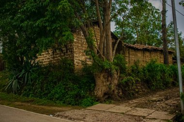 Yolun kenarında fayanslı eski bir kerpiç evi.