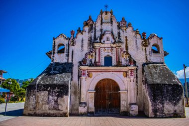 Katolik kilisesinin ön cephesinde güzel renklerle muhteşem tasarımlar.