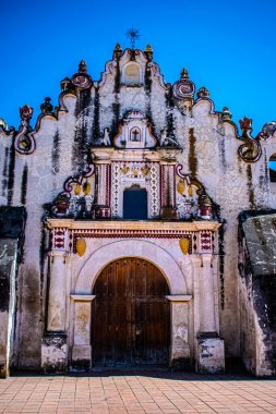 Büyük ahşap kapı, antik yapısı ile güzel katolik kilisenin bir parçası.