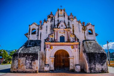 Güzel, büyük bir katolik kilisesi, güzel, renkli bir yüzü var, arka planda mavi bir gökyüzü.