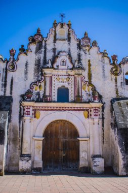 Güzel, mavi gökyüzü olan eski kilise güzelliği.