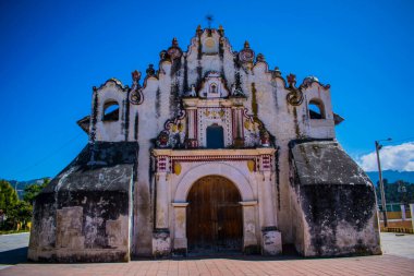 Büyük beyaz katolik kilisesi ve güzel bir yüzü var.