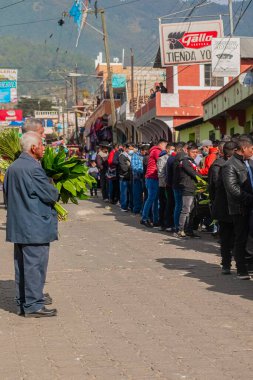 Beyler ve gençler kutlama için caddede yürümeye katılıyorlar.