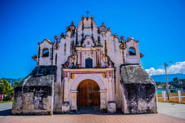 Güzel renkleri ve güzel bir cephesi olan büyük katolik kilisesi.